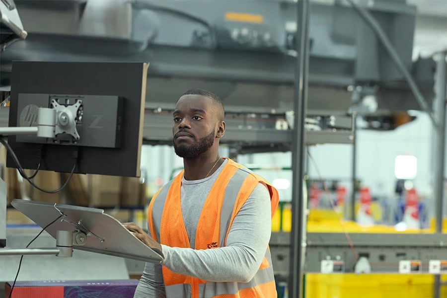 Ryder employee at an e-commerce fulfillment facility